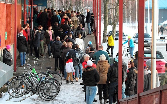 Tapiolan Urheiluhallissa oli perjantaina vajaat 1100 katsojaa. Kuva: Juhani Järvenpää