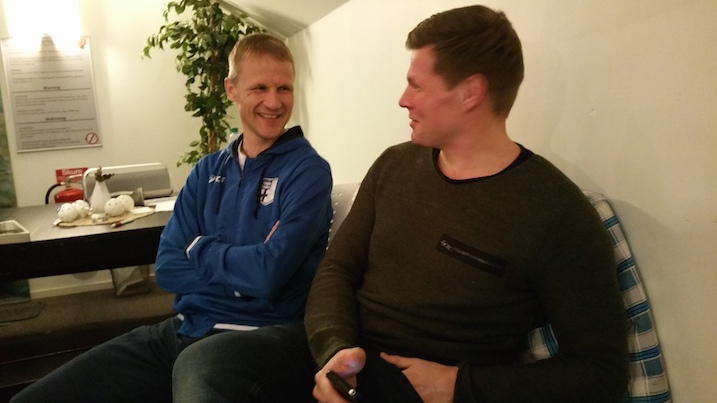 Suomen päävalmentaja Petri Kettusta ja Ylen AJ Sipilää nauratti kovasti.