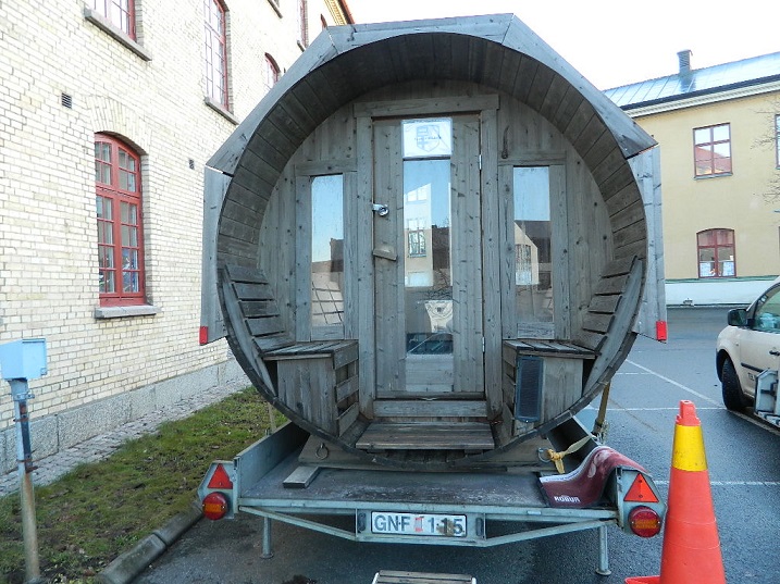 Majapaikan edessä oleva siirrettävä sauna on tilattu paikalle Göteborgista.