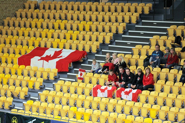 Ison Kanada-lipun viereen asettautunut Viitakosken perhe seurasi jännittyneenä Valtteri-pojan peliä Helsingborgissa. Kuva: IFF