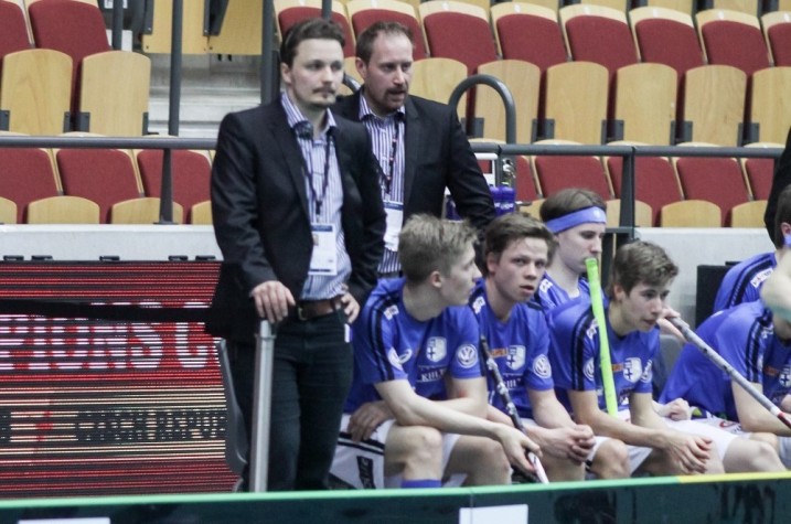 Suomen valmennus loi uskoa pelaajiin, kun tilanne näytti Slovakiaa vastaan vielä huonolta. Kuva: Mika Hilska/Salibandyliiga