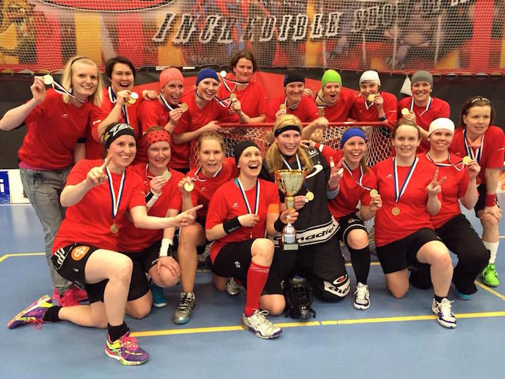 Naisissa "ikiksiä" pelataan jo kolmekymppisissä. Kultaa Toivot-nimiselle joukkueelle, jossa pelasi useita entisiä Happeen liigapelaajia.