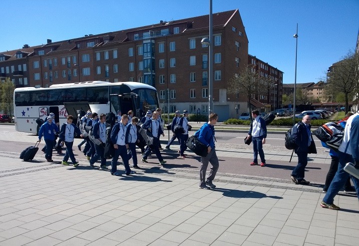 Suomen joukkue saapui puolitoista tuntia ennen ottelun alkua hallille. Kuva: Anssi Karjalainen