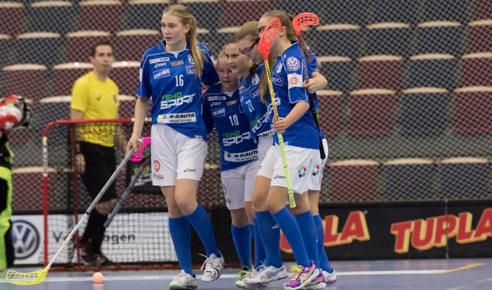 Suomen tyttömaajoukkue ei antanut Sveitsin yllättää lauantaina. Kuva: Salibandyliiga