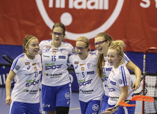 Suomi voitti Ruotsin ottelun jälkeisessä rangaistuslaukauskilpailussa. Kuva: Salibandyliiga