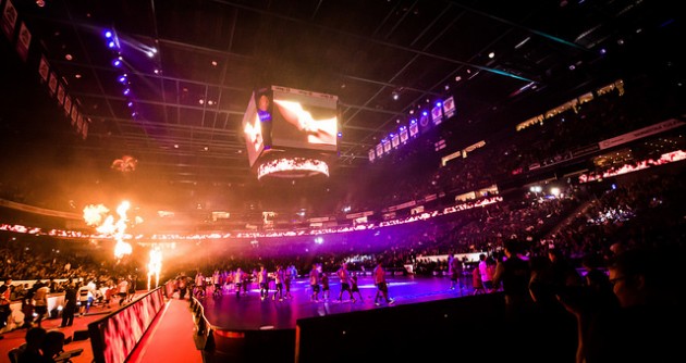 Joukkueet astelivat Superfinaalissa Hartwall Arenan kentälle vakuuttavan valo- ja pyroshow'n siivittämänä. Kuva: Anssi Koskinen 