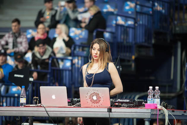 Superfinaali-tapahtumassa DJ:nä toimii Amanda Harkimo. Kuva: Salibandyliiga.