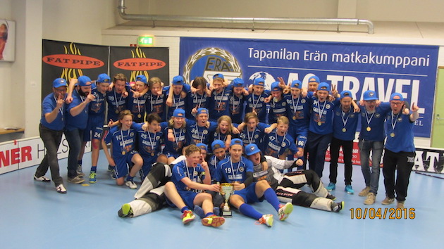 Nyt EräViikingit Blue -nimellä pelaava joukkue juhli keväällä C2-poikien Suomen mestaruutta. Kuva: Marika Kuivamäki