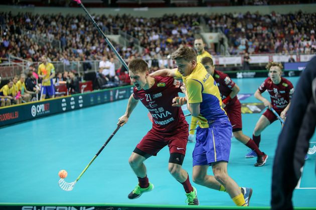 Keltapaitainen Ruotsi ei päässyt helpolla isäntämaa Latviaa vastaan, ja yleisö eli mukana Riga Arenalla. Kuva: IFF