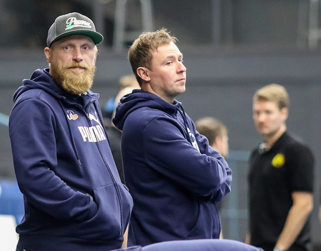 Oilers-käskijä Petri Huttunen (vas.) on ollut tyytyväinen Piipariseen viime viikkojen treeneissä. Kuva: Mika Hilska.